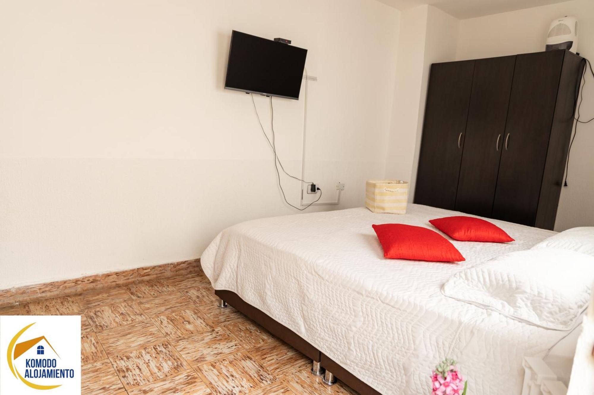Komodo Alojamiento- Hostal Autoservicio, Ubicado Cerca Al Centro Historico - Bano Privado, Wifi , Cama 2X2 Y Agua Caliente Y Cocina Compartida โปปายาน ภายนอก รูปภาพ