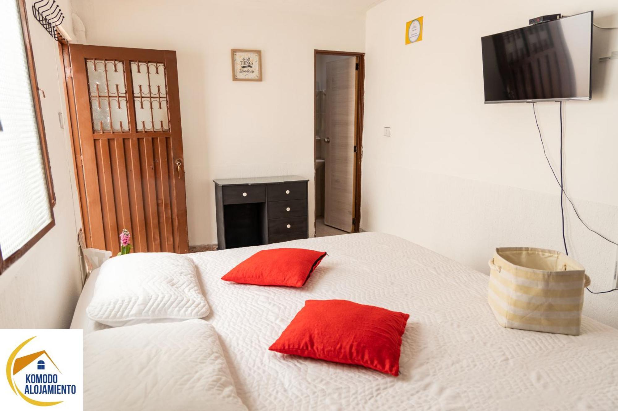 Komodo Alojamiento- Hostal Autoservicio, Ubicado Cerca Al Centro Historico - Bano Privado, Wifi , Cama 2X2 Y Agua Caliente Y Cocina Compartida โปปายาน ภายนอก รูปภาพ